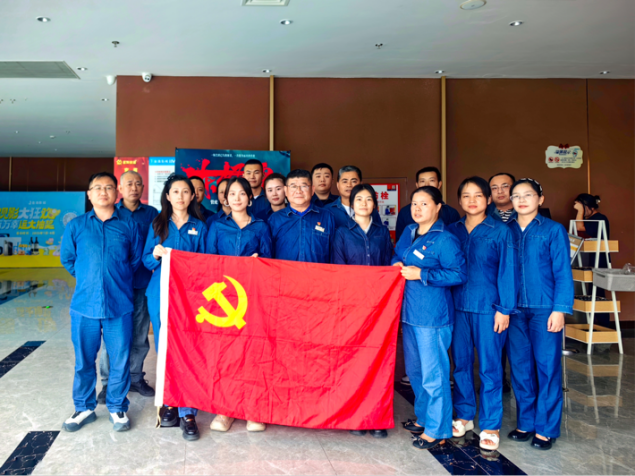 观看《东极岛》厚植爱国情怀(图2)