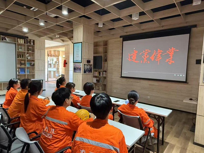 弘旭团总支开展“光影淬初心 荧幕铸党魂”观看红色影片活动(图1)