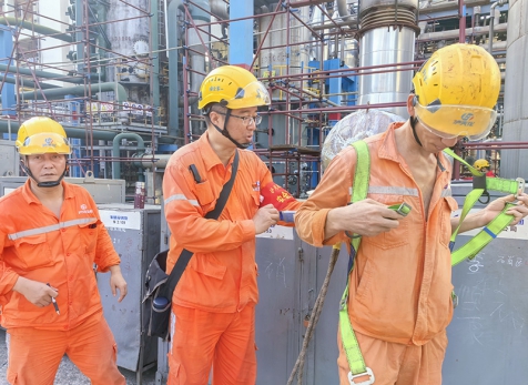 弘旭公司开展泸天化硝区大修现场安全帽、安全带、安全网 使用情况检查